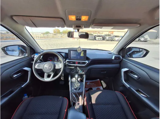 Car image 19