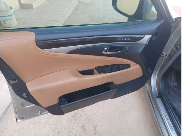 Car image 10