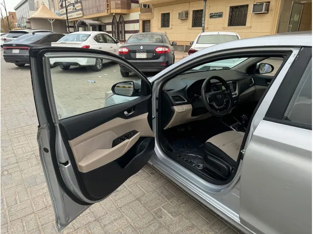 Car image 10