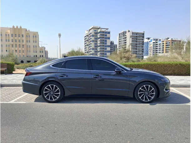 Car image 8