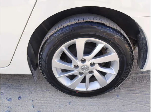 Car image 9