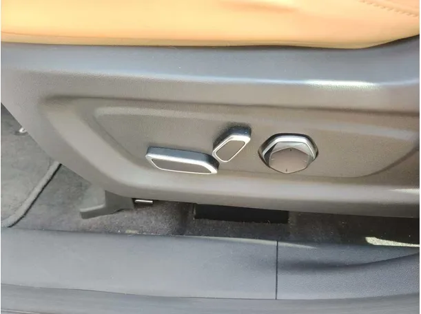 Car image 40