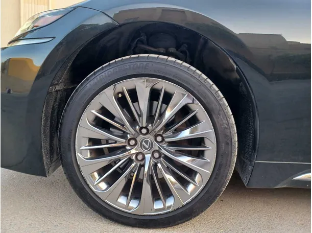 Car image 9