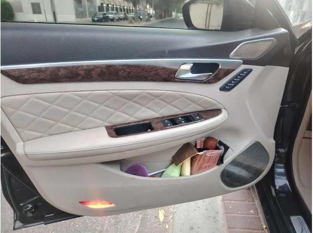 Car image 12