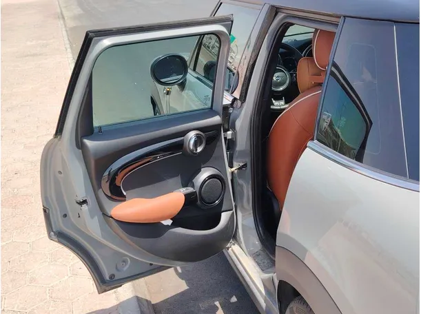 Car image 14