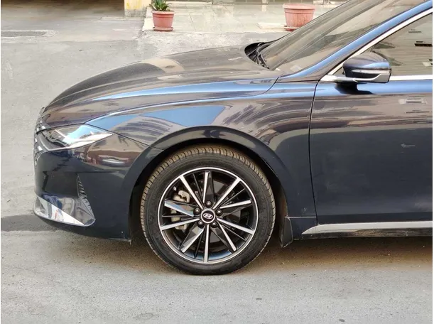 Car image 9