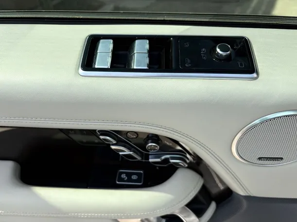 Car image 27