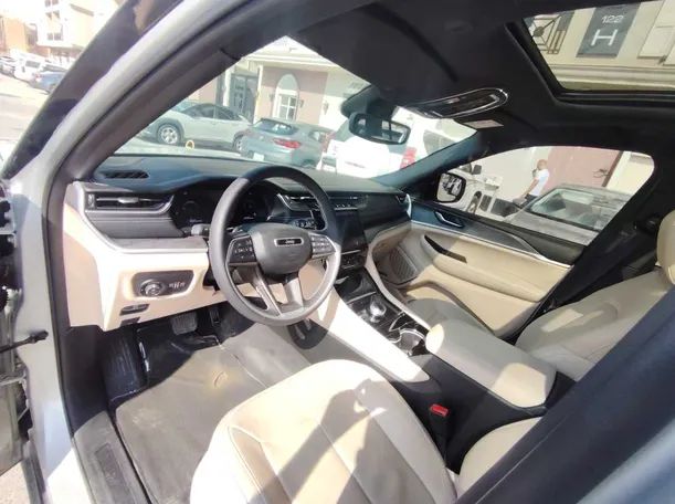 Car image 11
