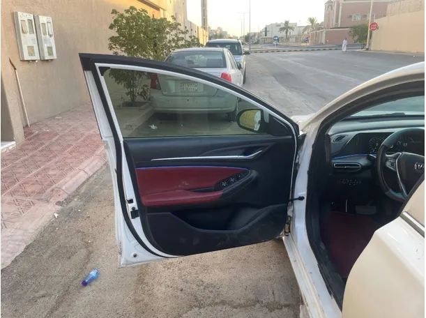 Car image 10