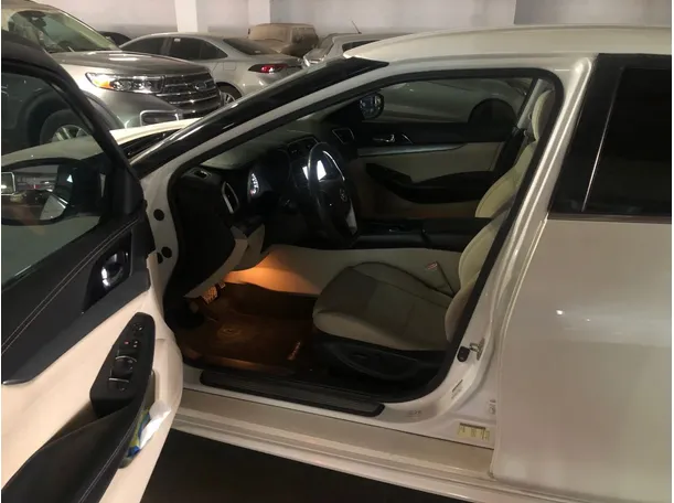 Car image 11