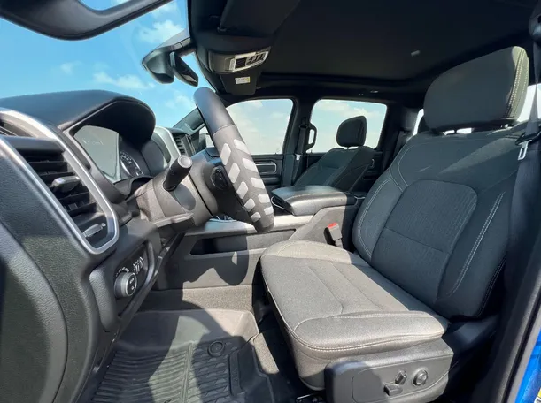 Car image 12
