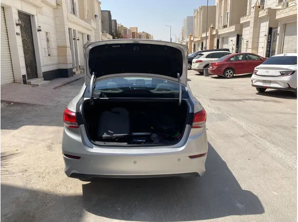Car image 19