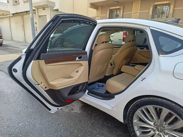 Car image 18