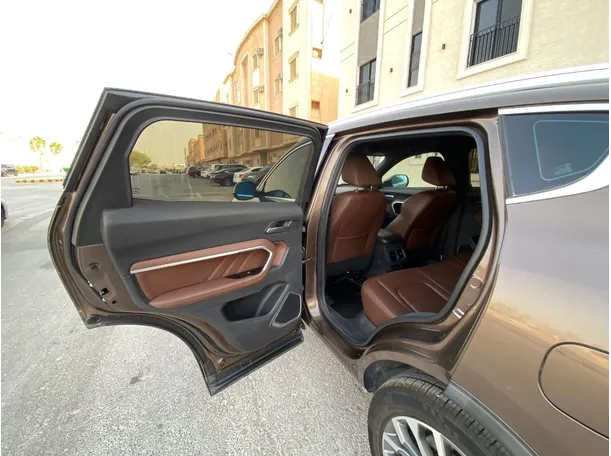 Car image 13
