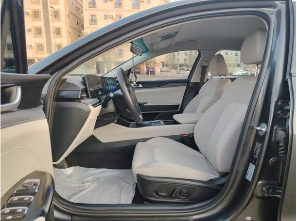 Car image 13