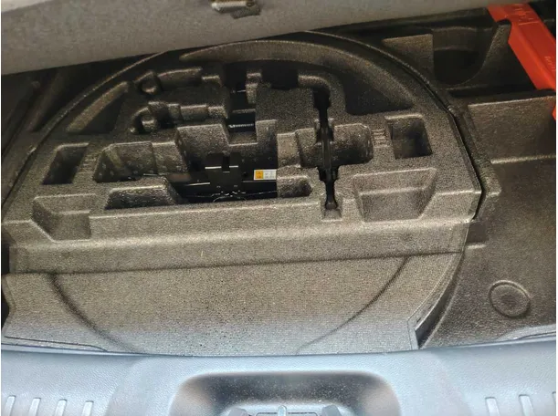 Car image 40