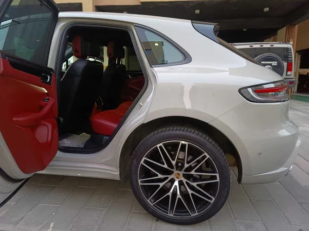Car image 16