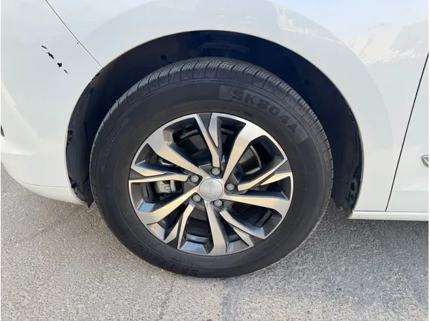 Car image 9
