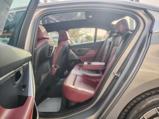 Car image 15