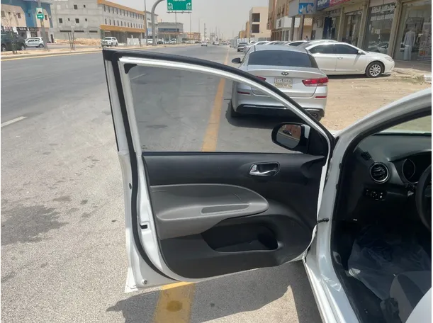 Car image 11