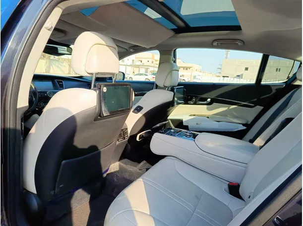 Car image 19