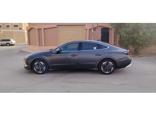Car image 9