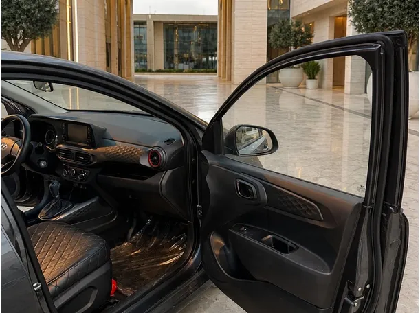 Car image 11