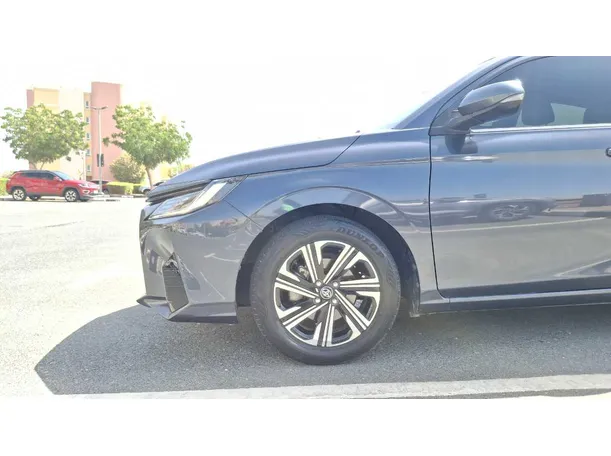 Car image 9