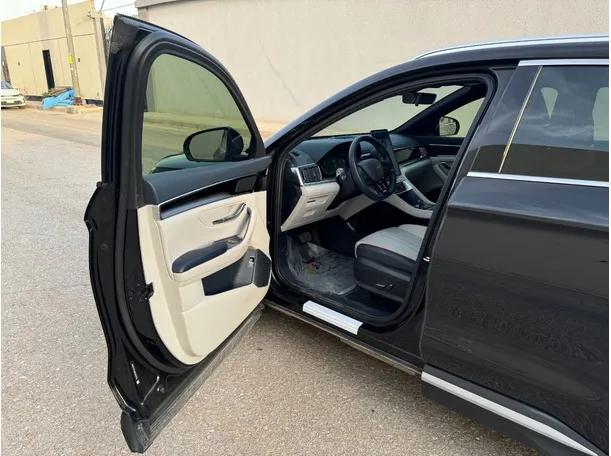 Car image 11