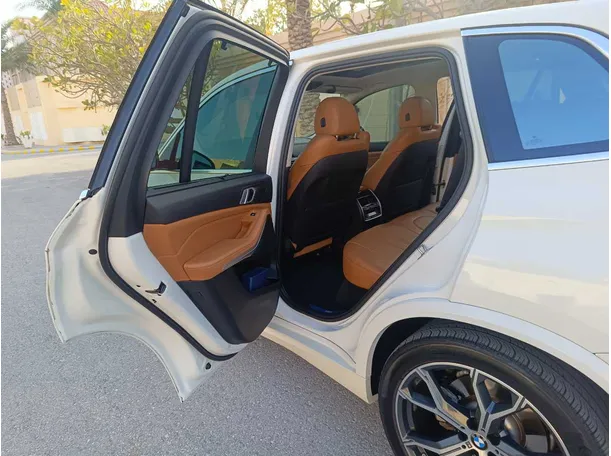 Car image 16