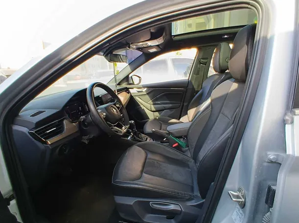 Car image 12
