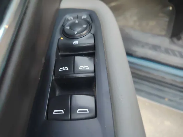 Car image 26