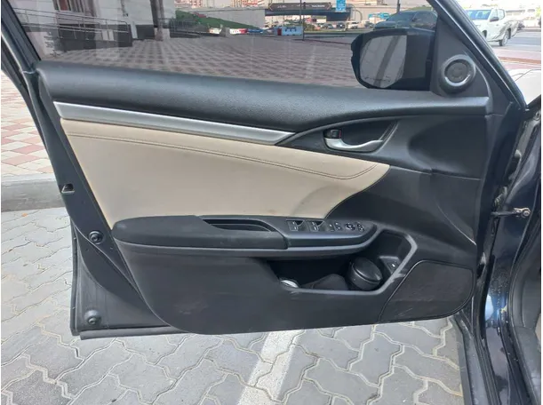 Car image 10