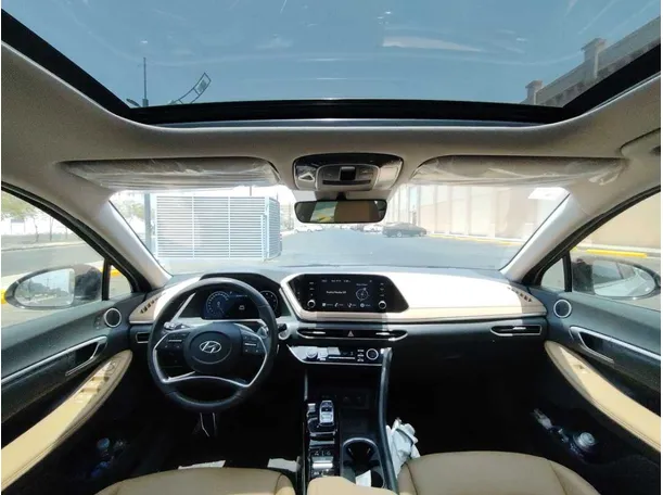 Car image 17