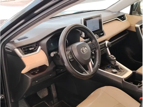Car image 12