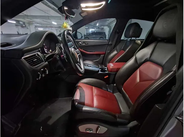 Car image 12