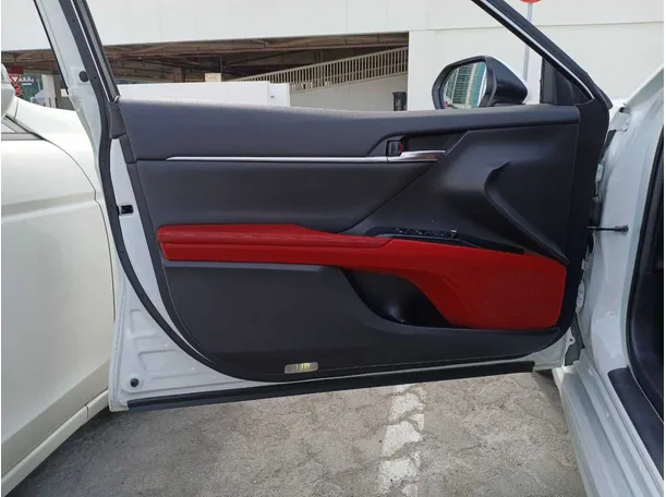 Car image 10
