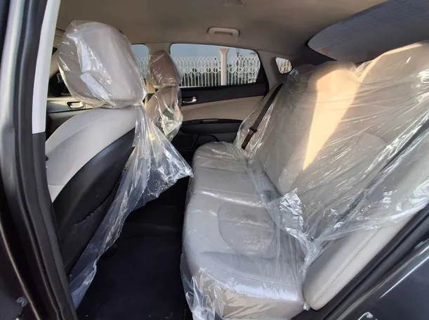 Car image 13