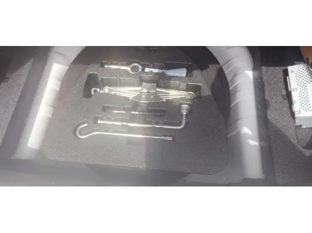 Car image 26