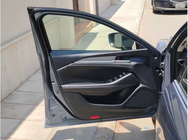 Car image 11