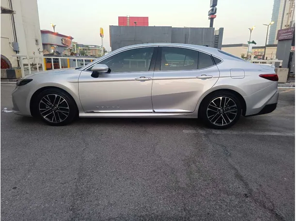Car image 8