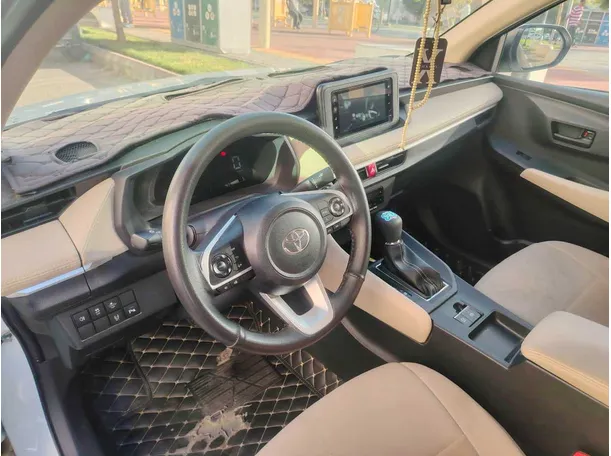 Car image 14