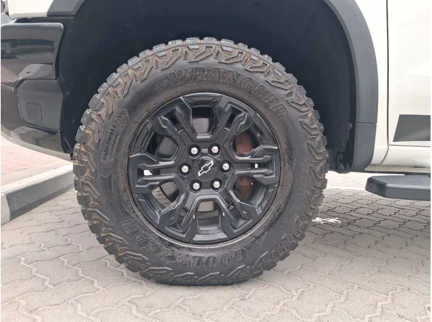 Car image 9
