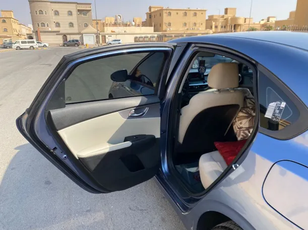 Car image 12