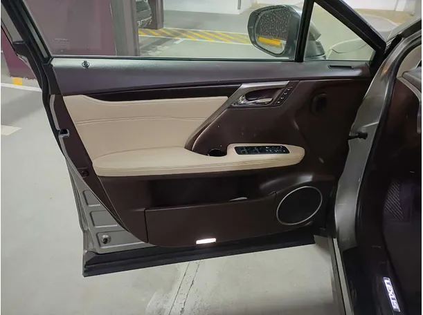 Car image 10