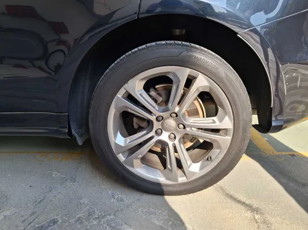 Car image 9