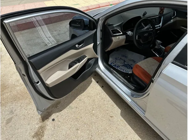 Car image 10
