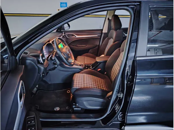 Car image 12