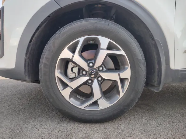 Car image 9