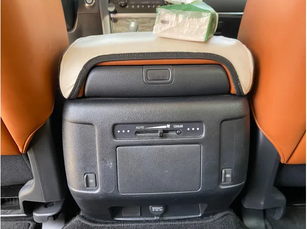 Car image 30